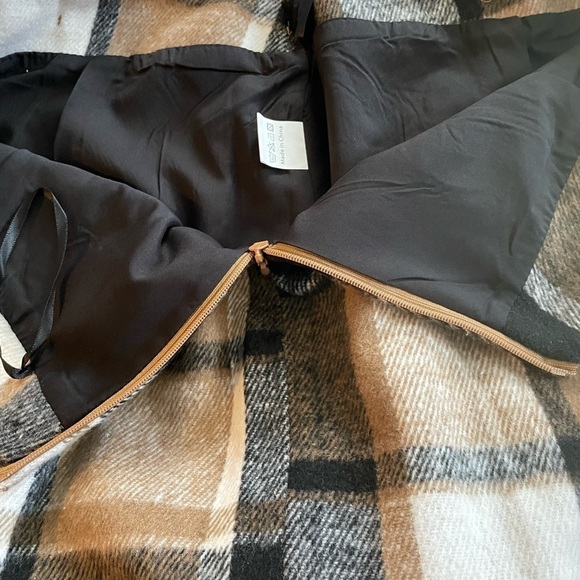 Plaid Print Split Hem Skirt - Picture 7 of 7